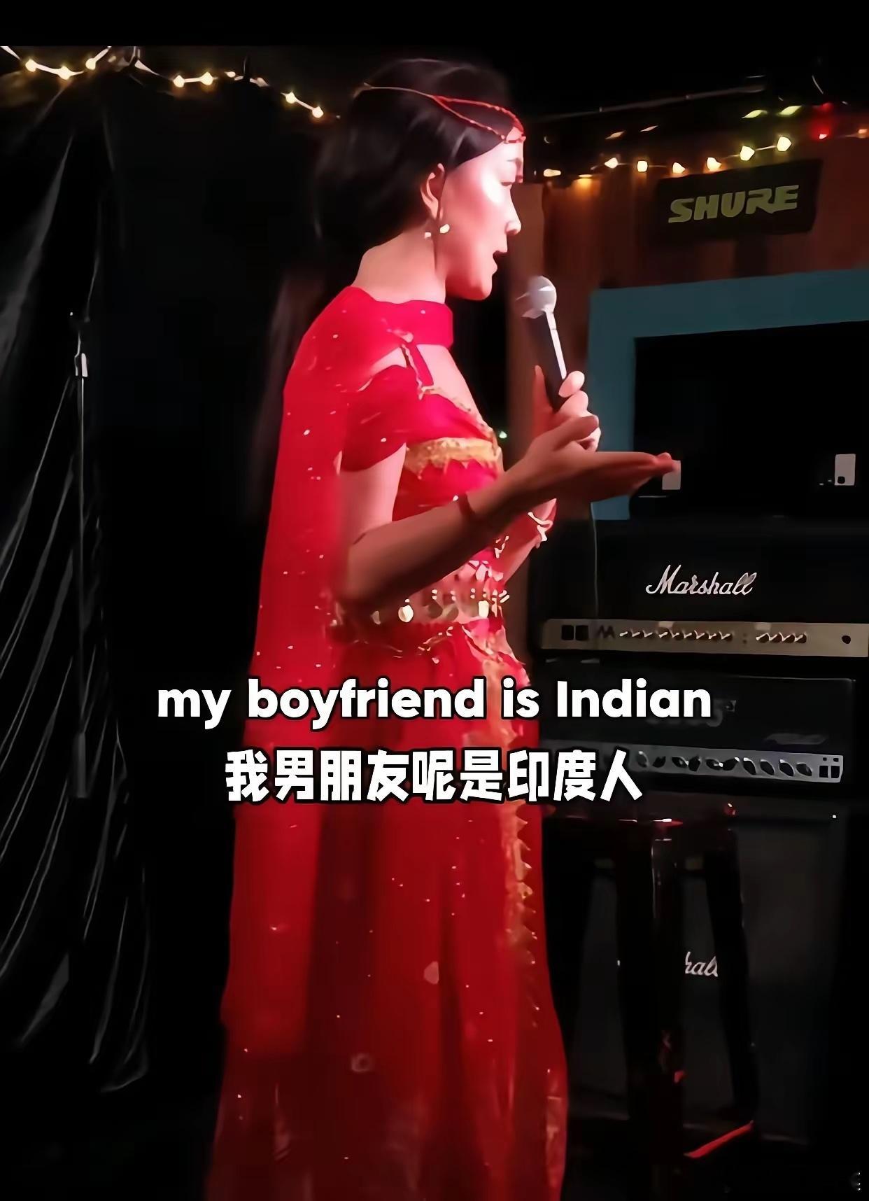 一个女脱口秀演员，嫁给印度人当三嫂。她母亲接受不了，4年了仍拒绝她带丈夫回家。结