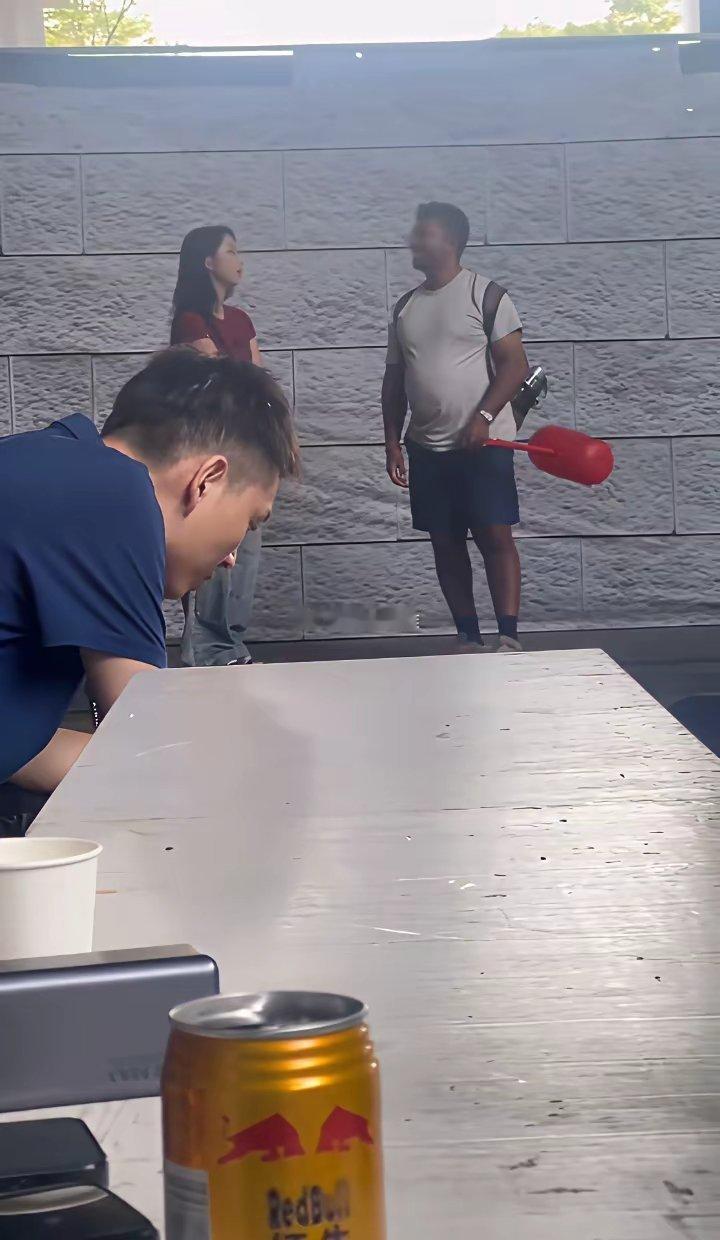 网友拍摄到印度人搭讪中国女孩“大家觉得三哥能得吃上吗？
