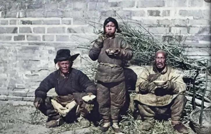 王维勤1905年被凌迟处死时留下罕见照片，绝望凝视人群，这一瞬间让人难忘吗？1