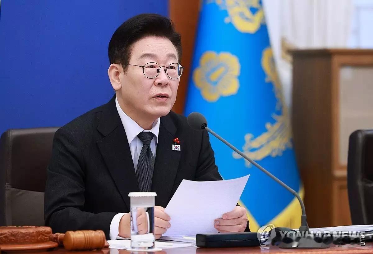 27日，韩国总统李在明在青瓦台主持国务会议时，痛批国会立法进度迟缓导致政务受阻。