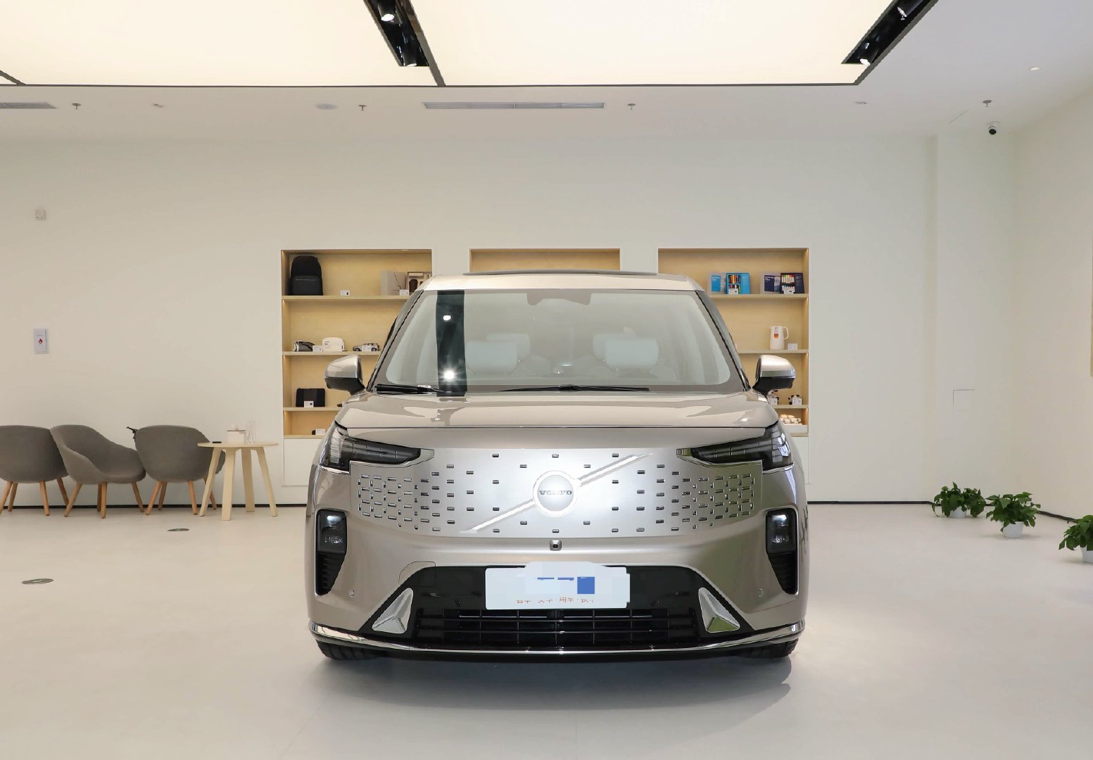 沃尔沃EM90纯电豪华六座MPV，高端商务纯电MPV。EM90基于SEA浩瀚架