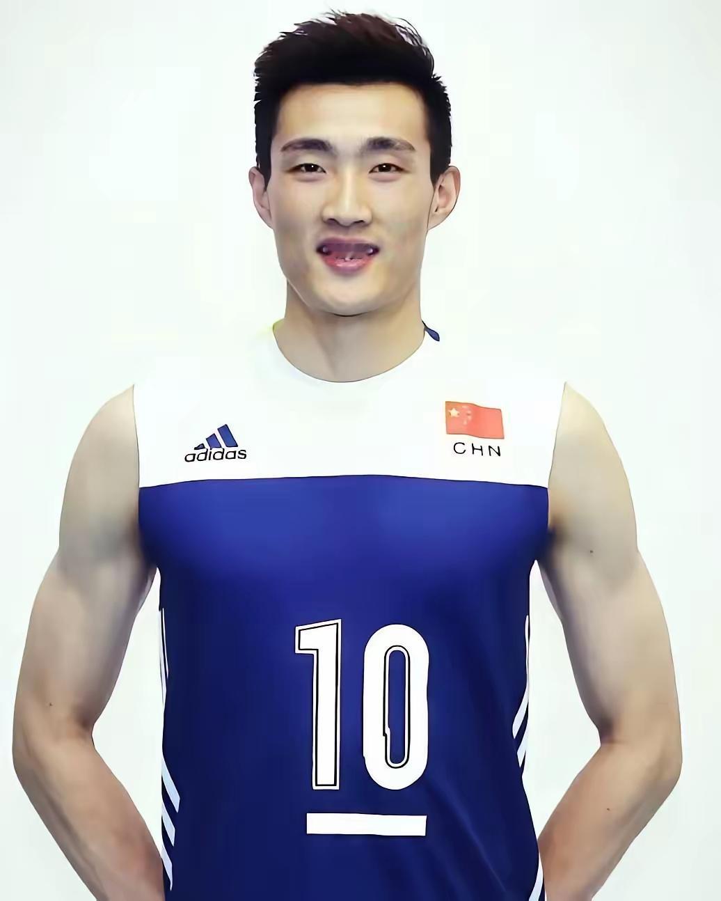 季道帅还真的是人如其名，长得英俊帅气，在中国男排队里应该是最帅的一个，本来已经差