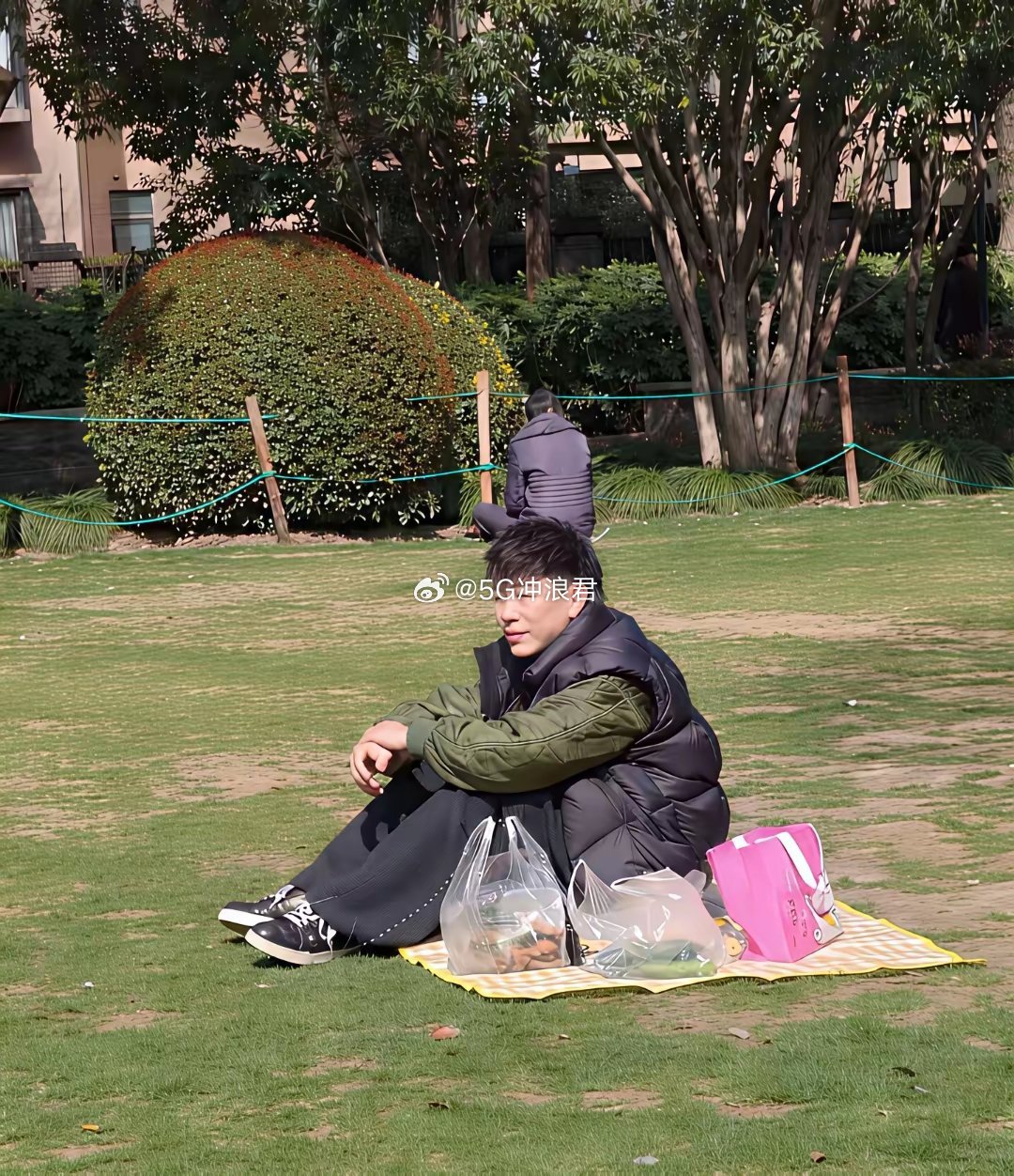 上海公园玩居然碰到胡彦斌了发现最大的特点就是：他是真的白，白的发光了这不是修图之