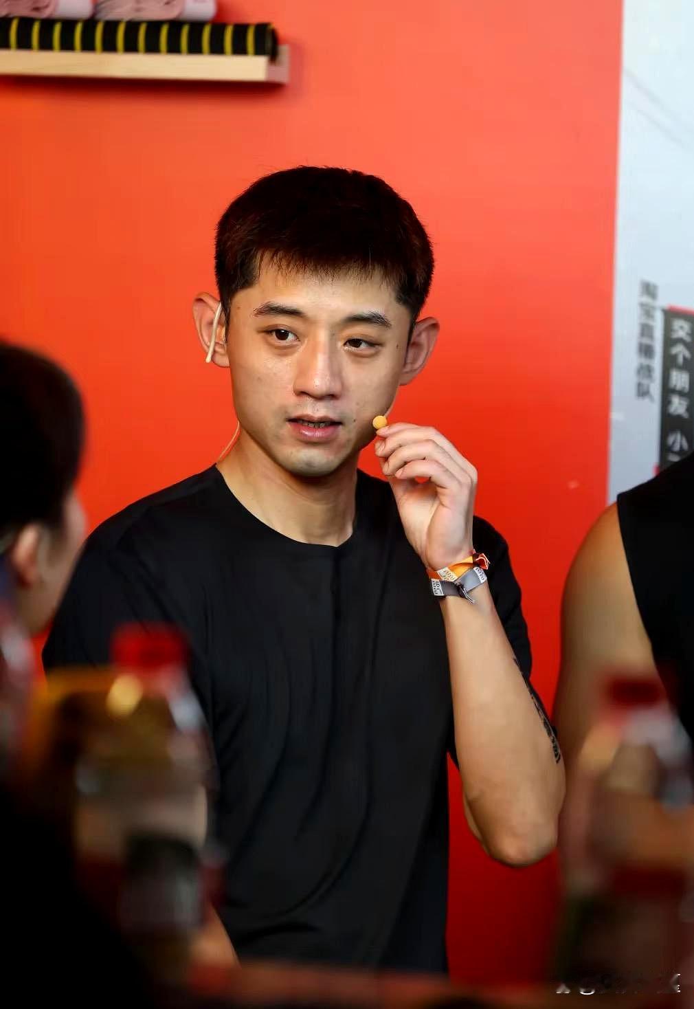 张继科这人确实够意思。他陪练一个半小时只要25块钱，也就一杯咖啡的价，甚至不要