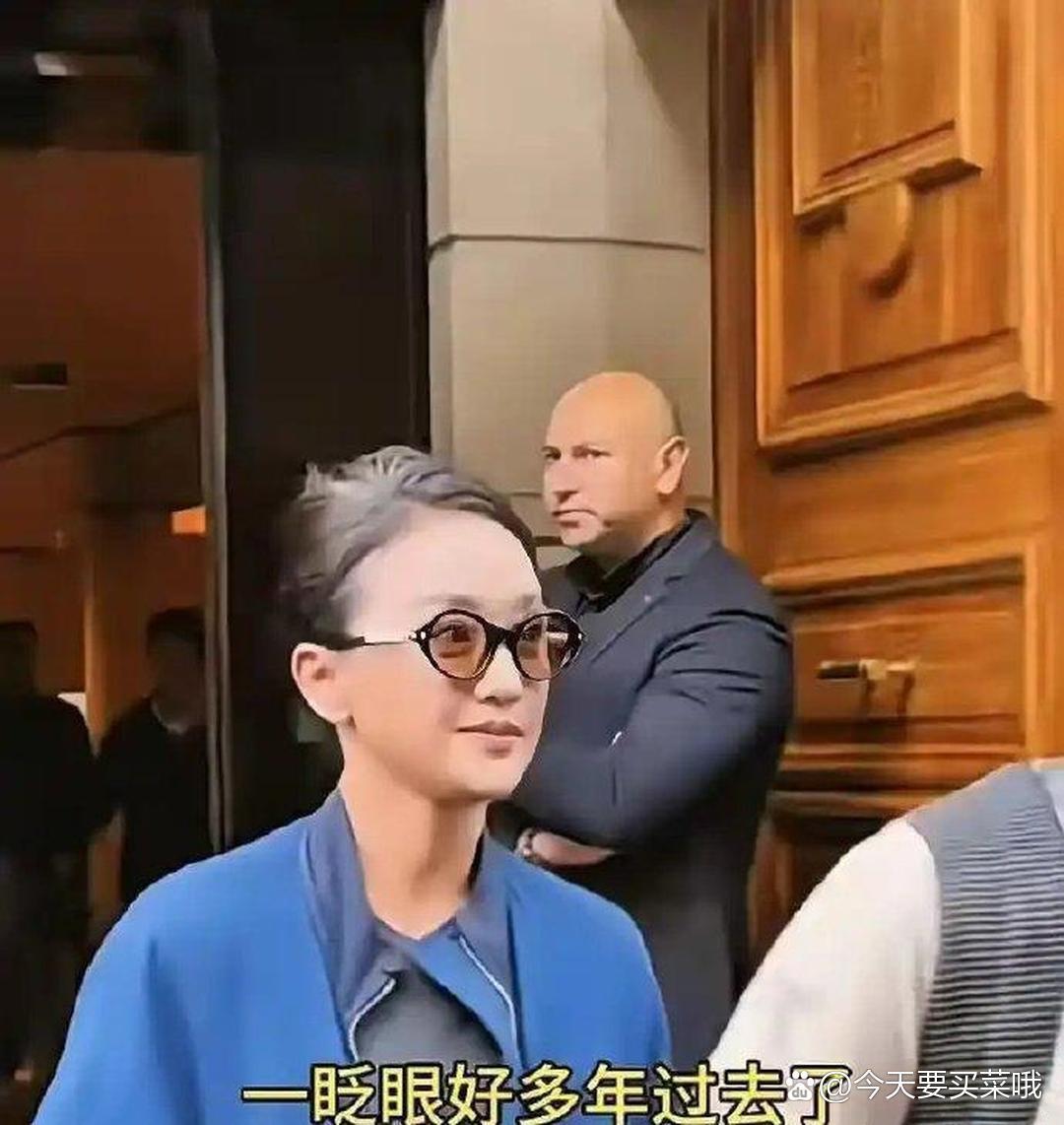 实在让人感慨，周迅才51岁，出镜不施粉黛、不加修饰，一头白发就大大方方出门，坦然