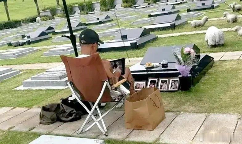 严重怀疑具俊晔已经心理出了问题，网友不断爆料在大的墓地碰到了他，知情的网友说：“