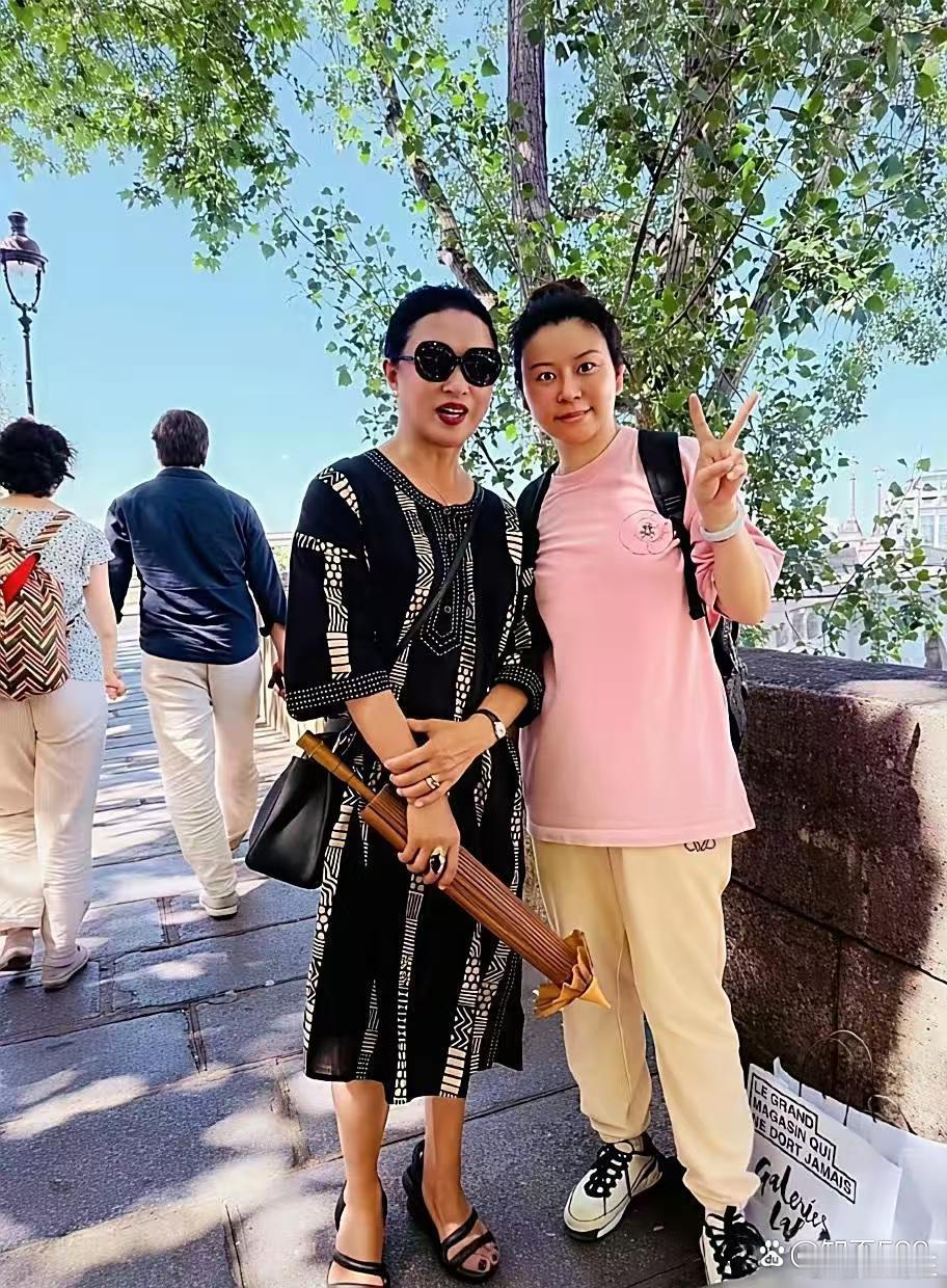 万万没想到，58岁金星巴黎街头被偶遇，打扮超贵气！不得不说，一身名牌加身，活脱脱