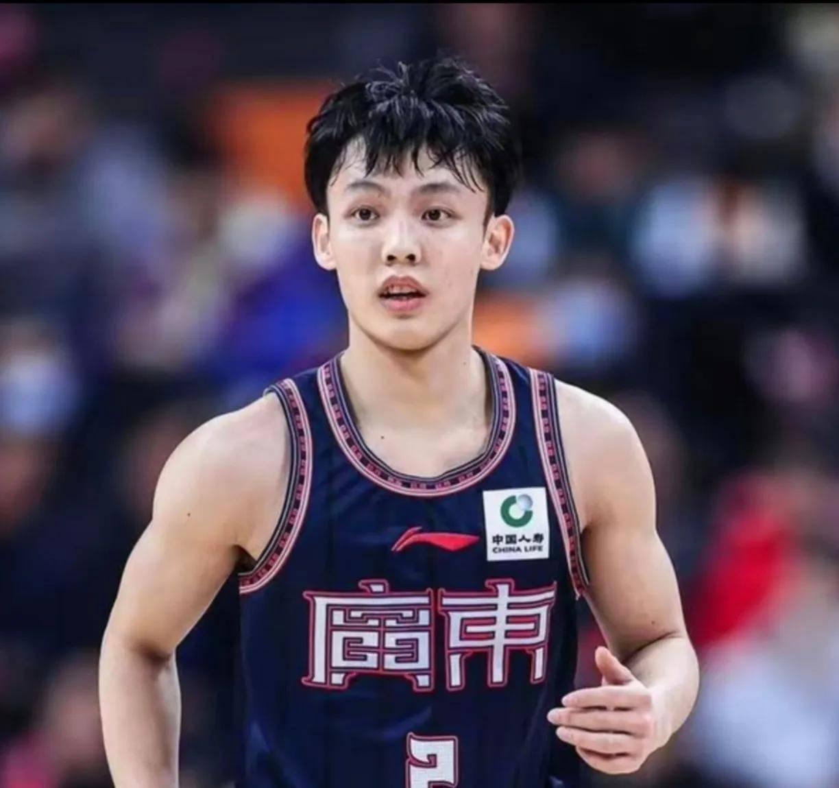 徐杰带队加练！据东莞南城训练基地的现场球迷透露：在徐杰的带动下，广东男篮球员们