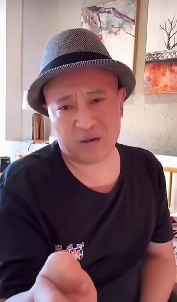 赵四说：“这几年跟赵本山拍戏，在分红这点上，我们拿的都不多，老师拿的多。可老师1