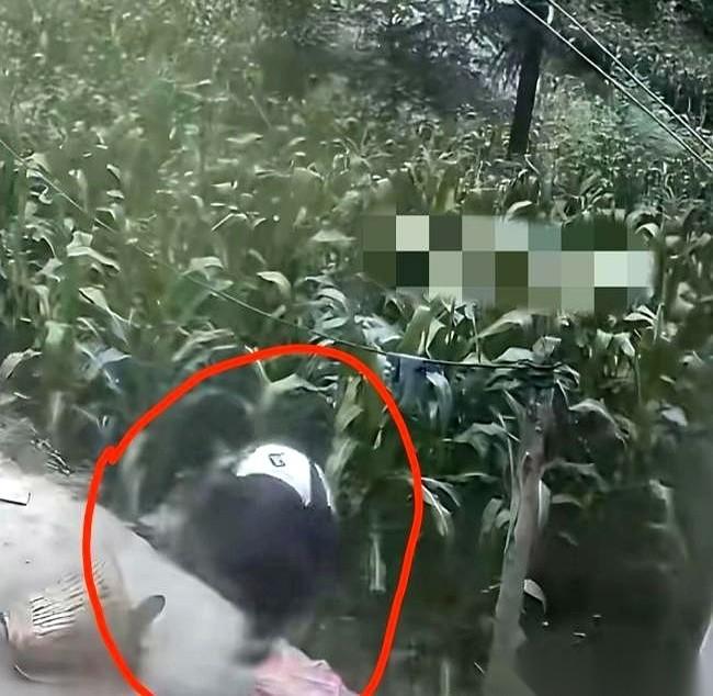 大人们急得像热锅上的蚂蚁，把周围翻了个底朝天。等搜救队员推开一处废弃民房的门，手