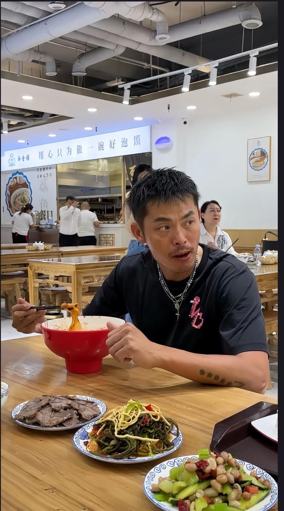 超级丹来西安吃当地小吃，在洒金桥一家泡馍店要了一碗宽面，看表情好像吃不大惯，点的