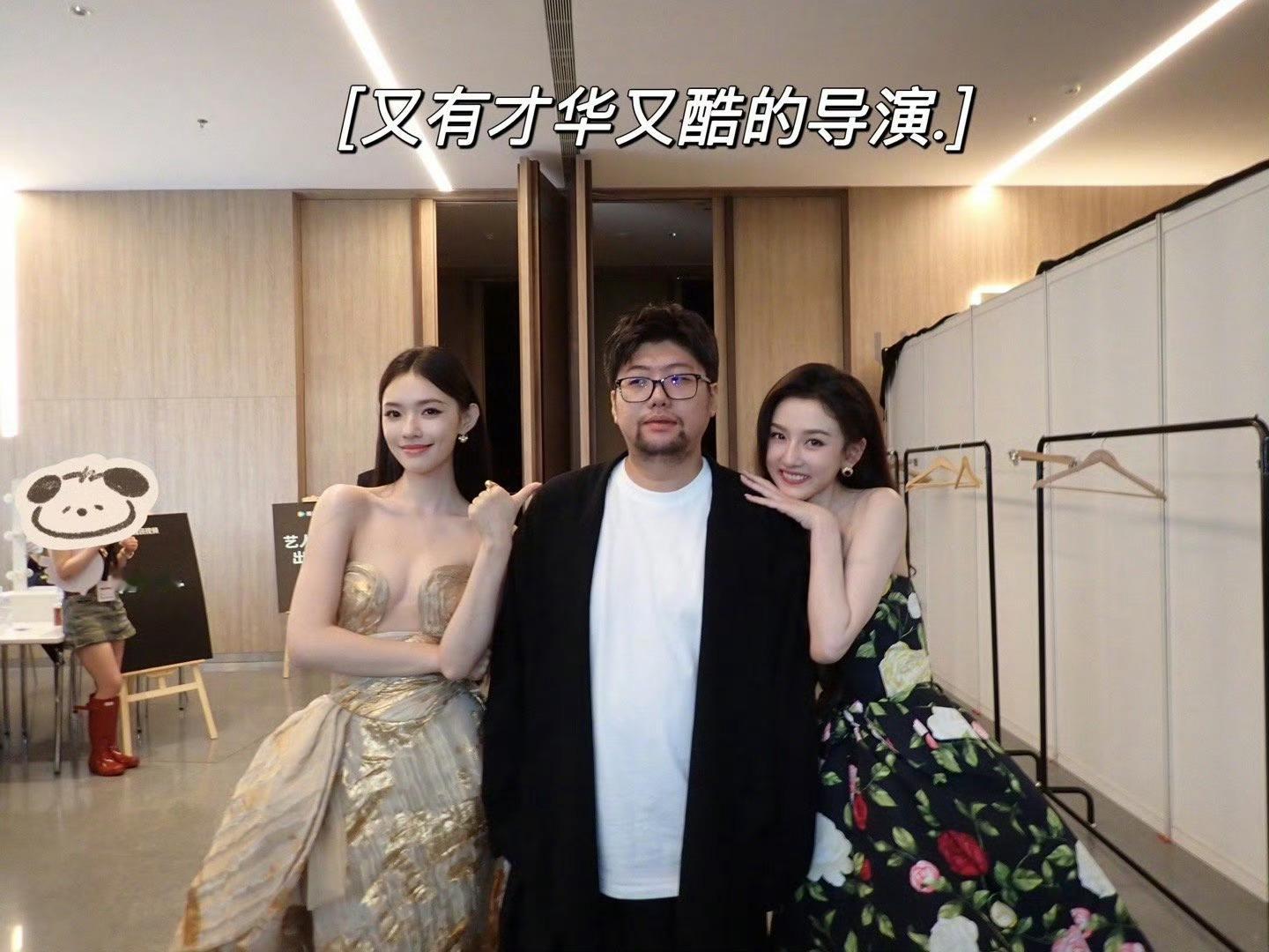 林允宋祖儿红毯互动哇哦！林允宋祖儿红毯互动太精彩啦，两人笑容满面，祖儿贴心为林