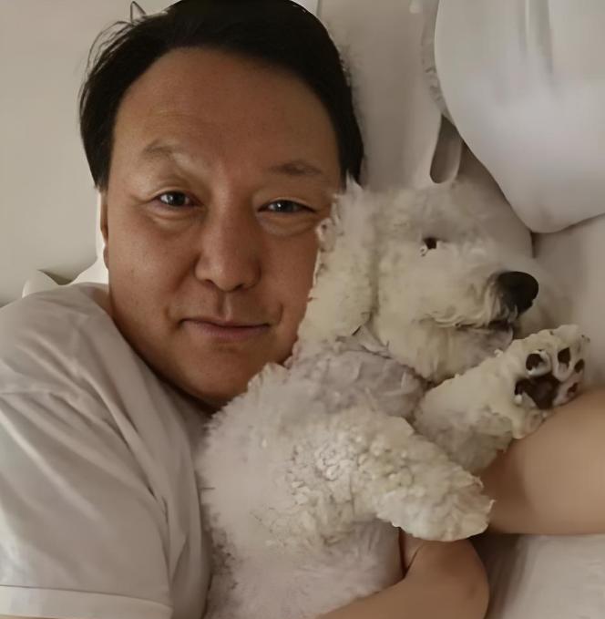 64岁尹锡悦如今落难了，也没有子女来帮助他，他和妻子金建希都喜欢狗子，被拘前并没