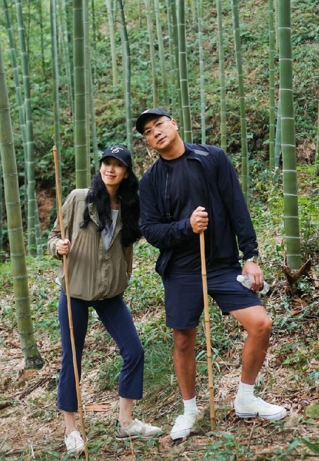 黄觉和老婆麦子游莫干山，51岁的他身材还是那么好，穿着运动短裤，腿上腱子肉明显，