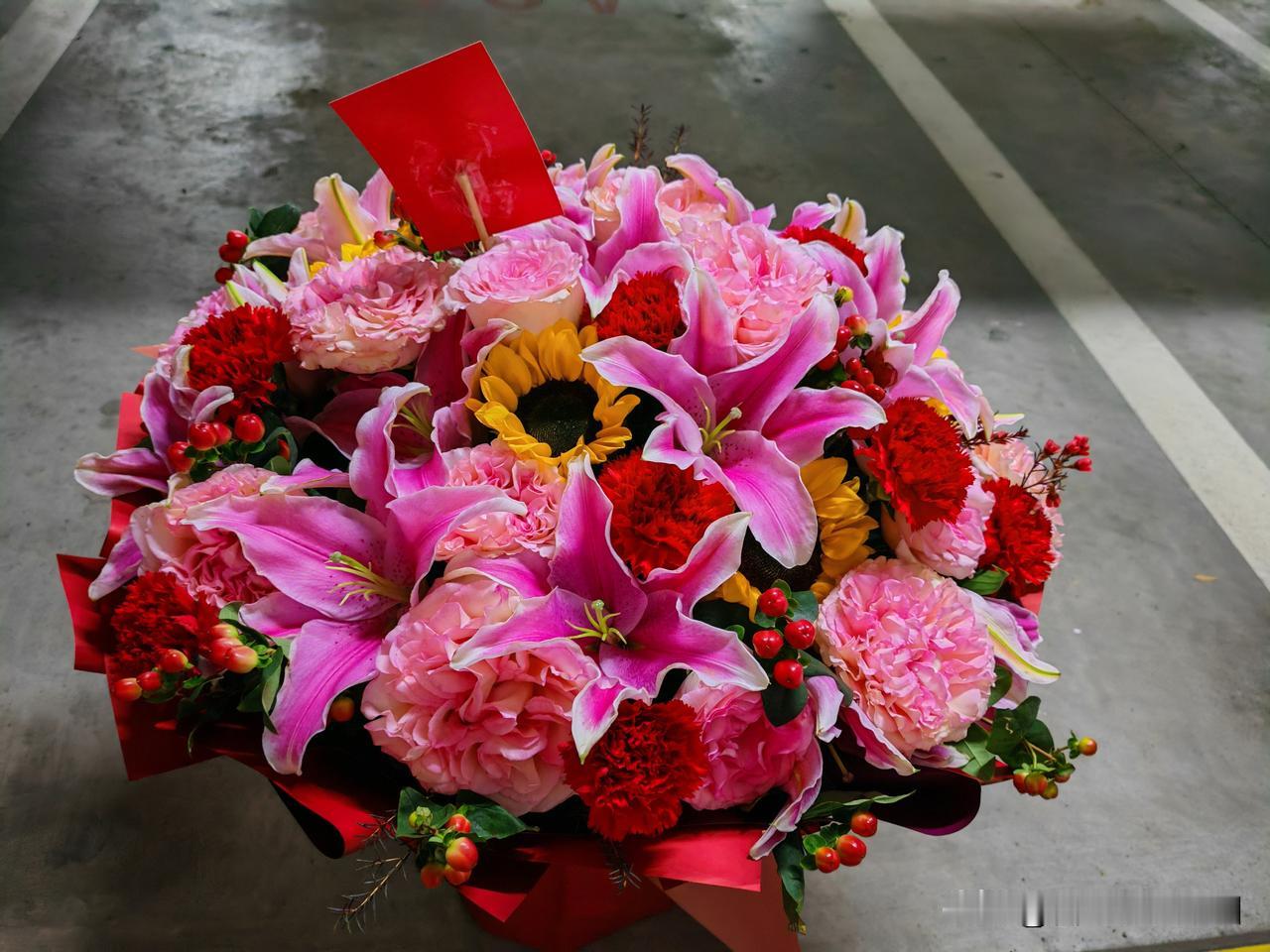 余承东到底值多少钱？曾经有老板隔空喊话，愿意提供一个亿的年薪招募余承东。余承东