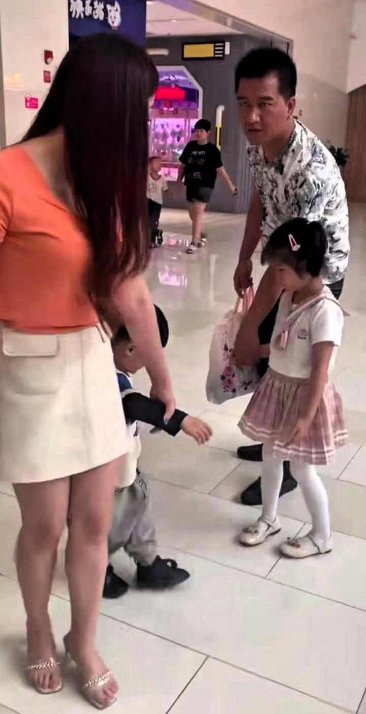 泪酸！先低头不丢人，夫妻离婚一年后，妻子带着儿子，丈夫带着女儿在商场隅遇，姐弟俩