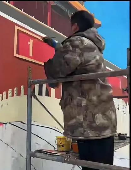 他落榜央美5次！却在村口画18米天安门，让全村老人哭成泪人！河南商丘吴营村的
