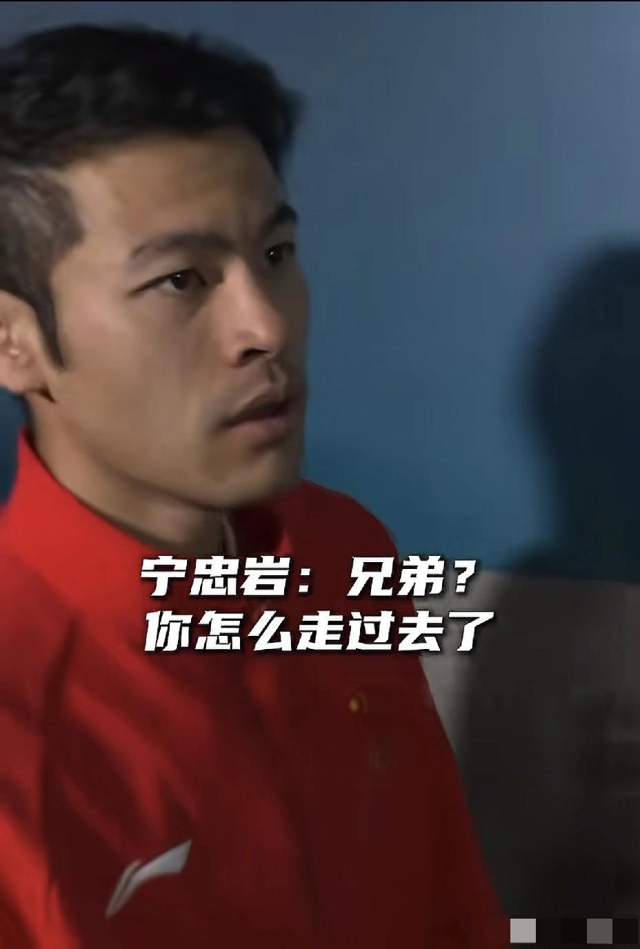 颁奖典礼搞笑一幕！入场时，本来宁忠岩走在中间，突然一个白影闪过插队到了他前面。宁