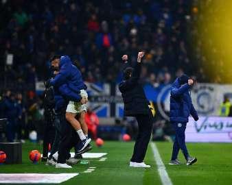 即便要变阵四后卫，首选也是4321，中锋身后放上两个二前锋前腰。意甲就不适合玩边