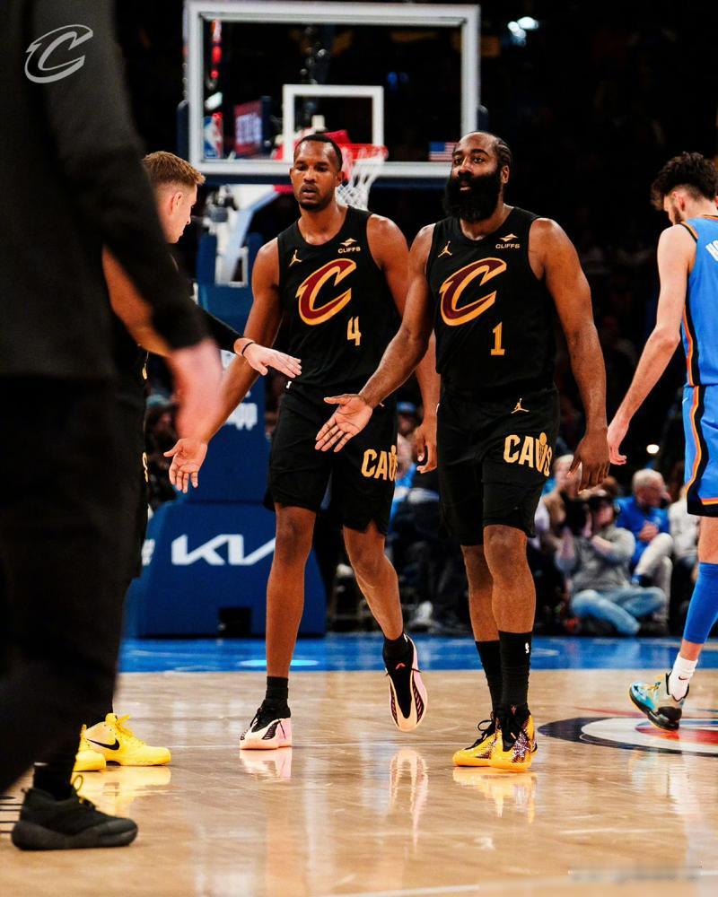 雷霆少了5大主力，哈登的骑士照样输了8分。本以为是场没有悬念的比赛。哈登加盟