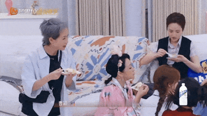 一个节目十个李晟看这段直接被暖到！众人给李晟庆生化身她的各个阶段，野生“李晟”