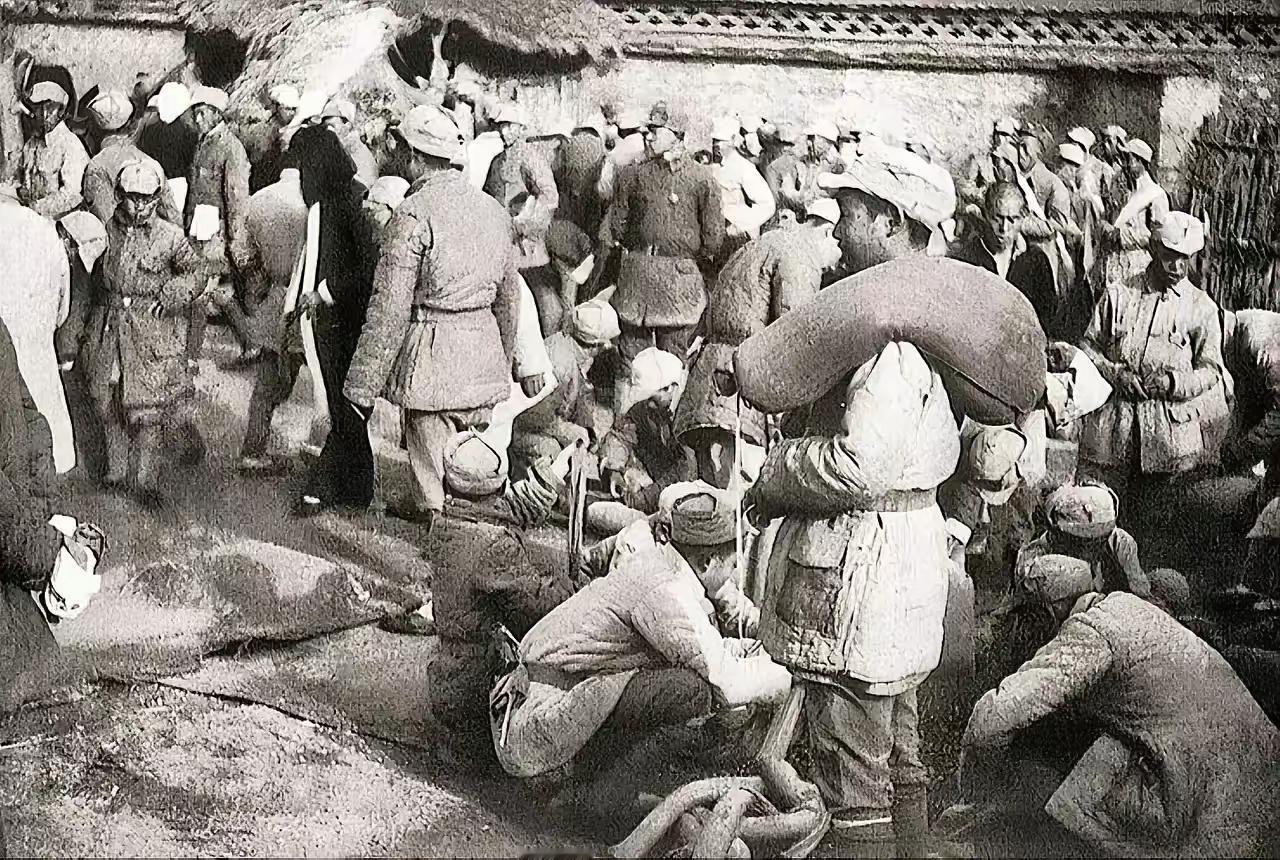 1942年，瑞大娘给十几名八路军送鸡蛋，没承想却撞见他们撅成一排上茅房，她脸色一
