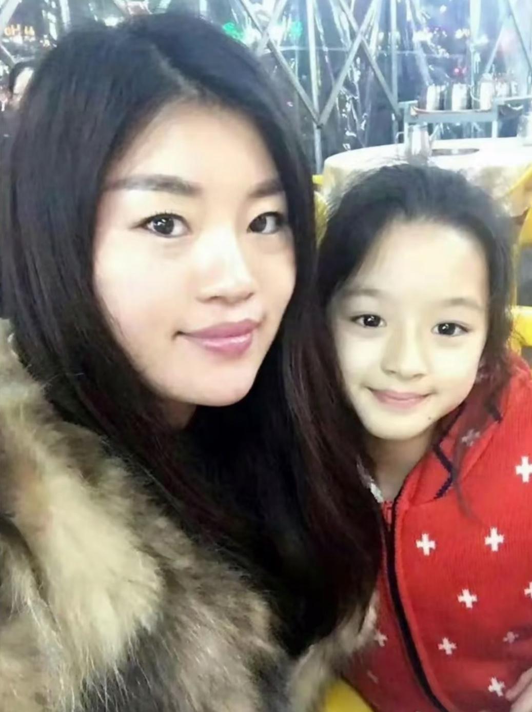 发现一件事，黄杨钿甜走红后，她妈妈就很少露正脸了，都是带着墨镜。客观地说，她妈妈