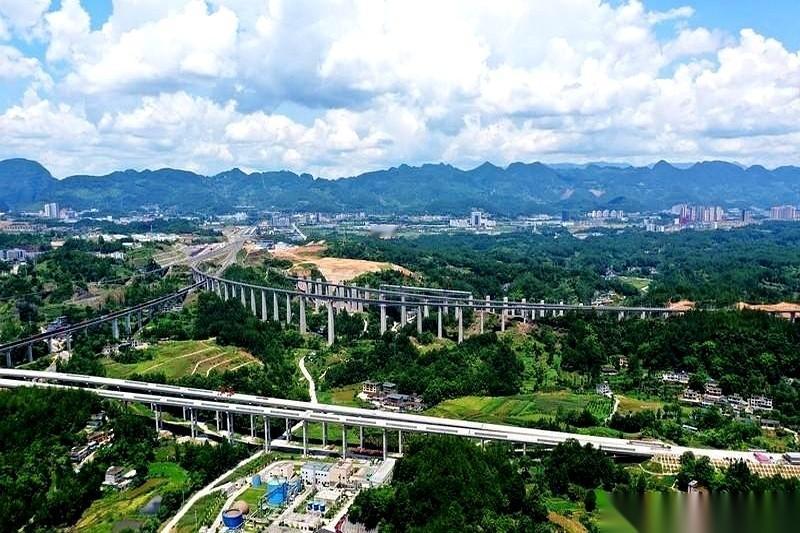 一条时速350公里的铁龙，从成都出发，呼啸着奔向重庆。而我们这些夹在中间的小镇