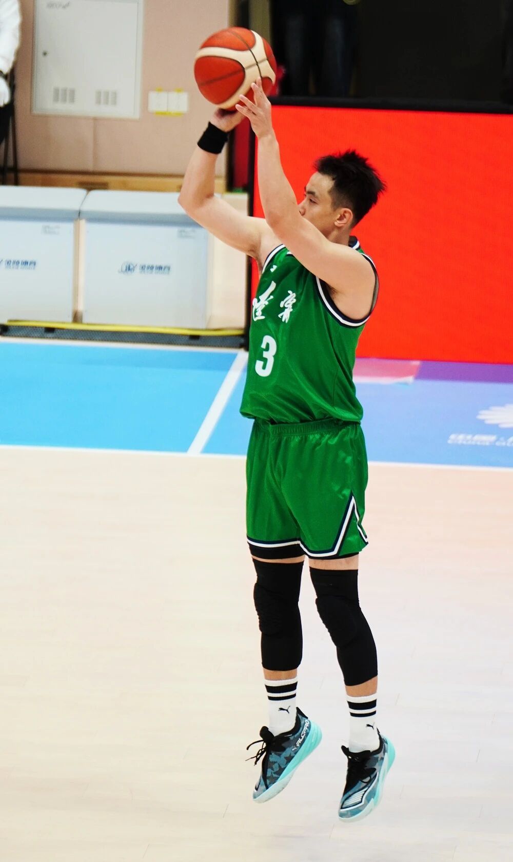 赵继伟由于大牙在和澳门的比赛的中手指受伤辽宁队在对阵北京和天津的比赛中