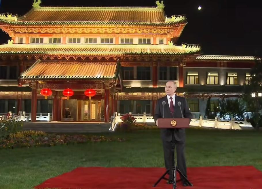开完发布会，就得飞到符拉迪沃斯托克参加东方经济论坛。9月2日凌晨，刚从天津坐