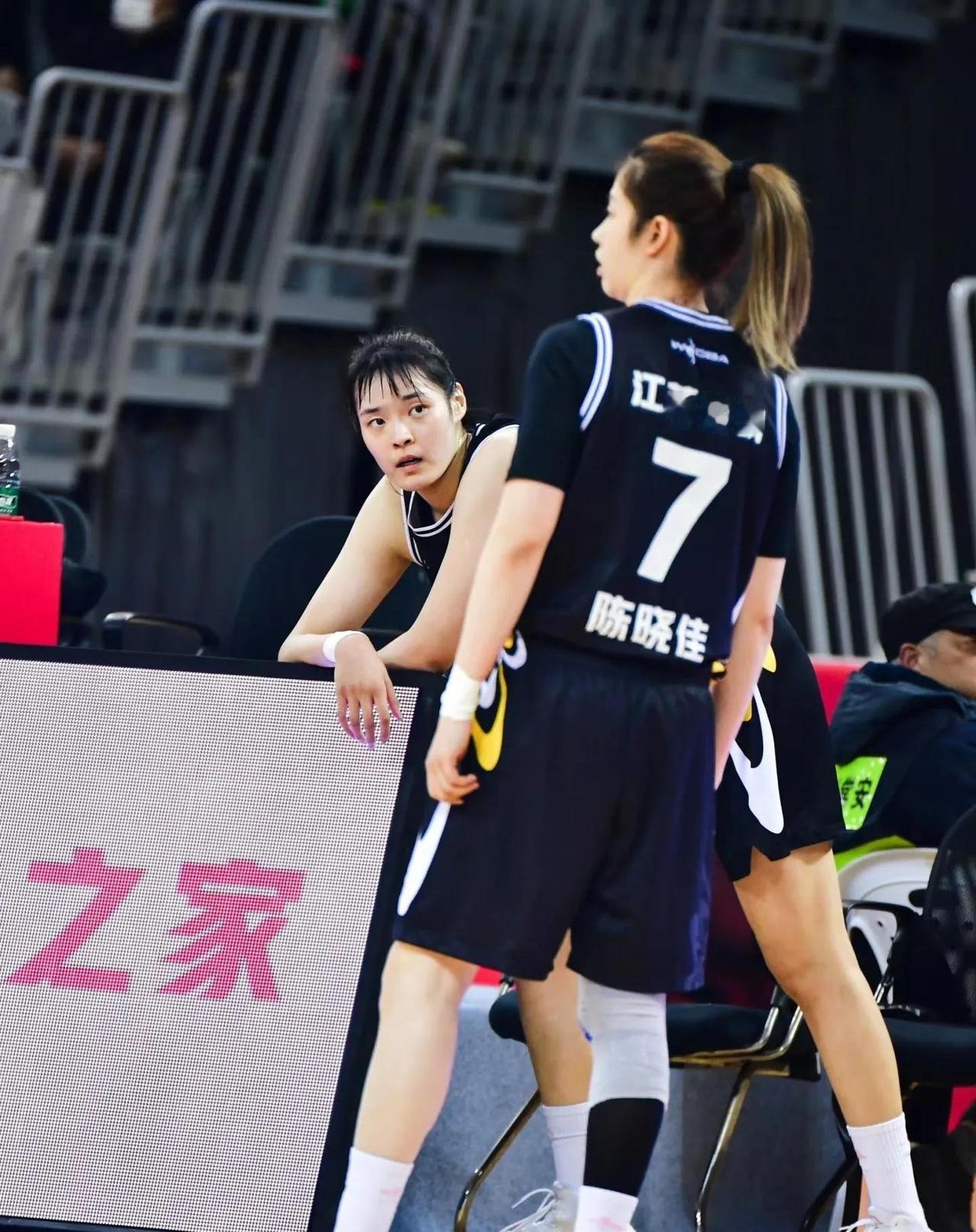 北京时间11月12日消息，全运会女篮继续进行，江苏女篮对阵新疆女篮，双方通过较量