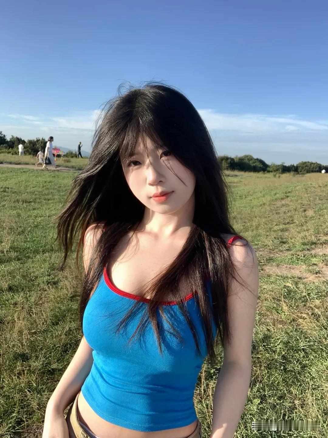 阳光正好，微风不燥。蓝衣女孩在草地上自由奔跑，像天空飘落的云朵，