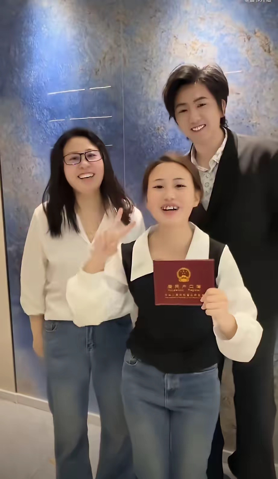 同样是变形计出来的，一家疯狂吸血，一家全力托举，看看另外一家的做法，你就知道李勒