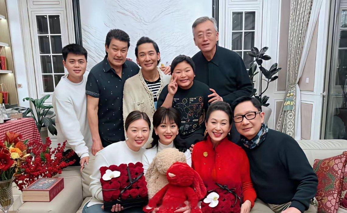 明星会化妆和保养很重要，赵雅芝吃了唐僧药，年近90还这么美，她老公也不例外。