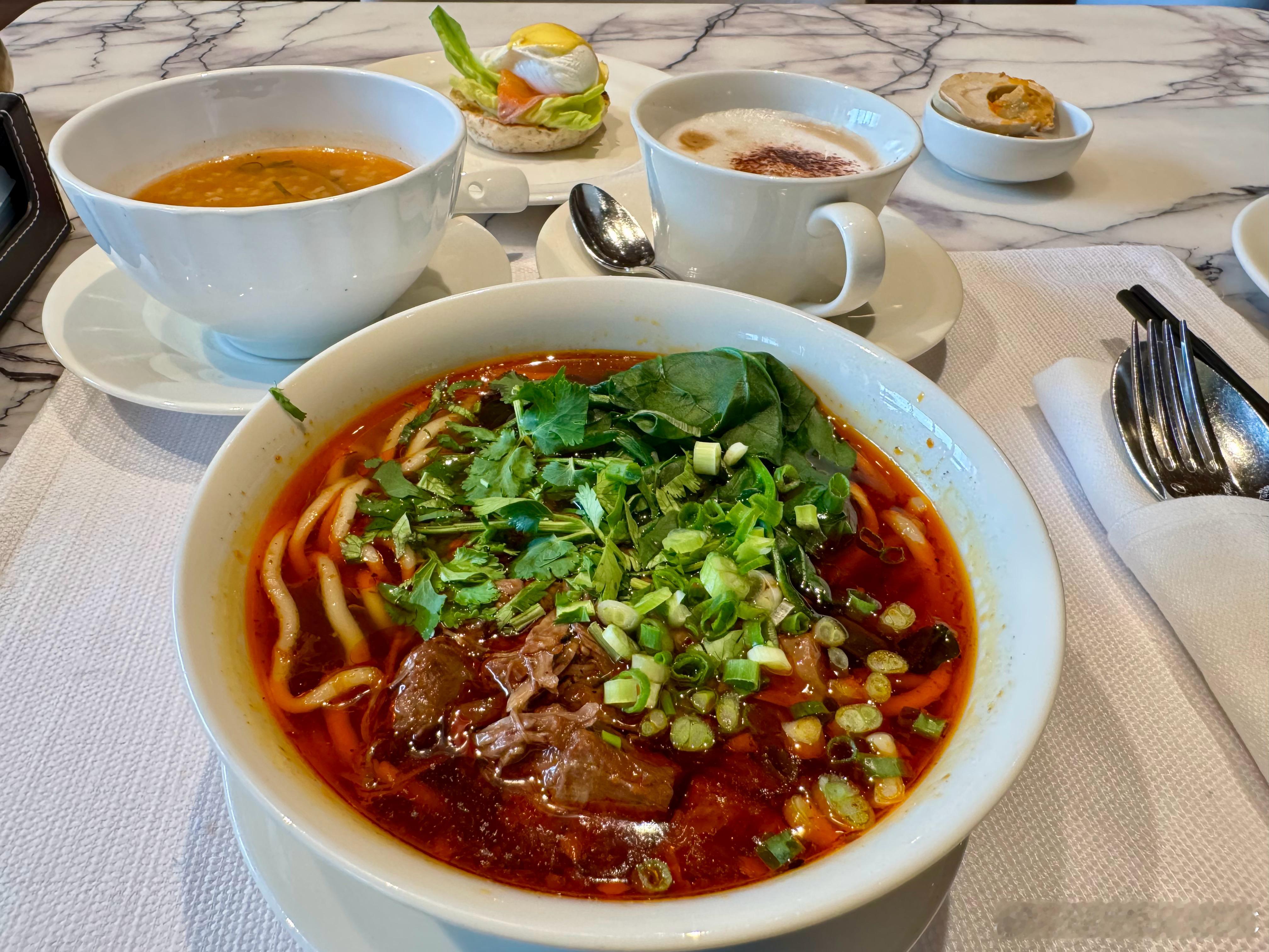 一天的早上从一碗面开始辣辣的面再加点醋爽