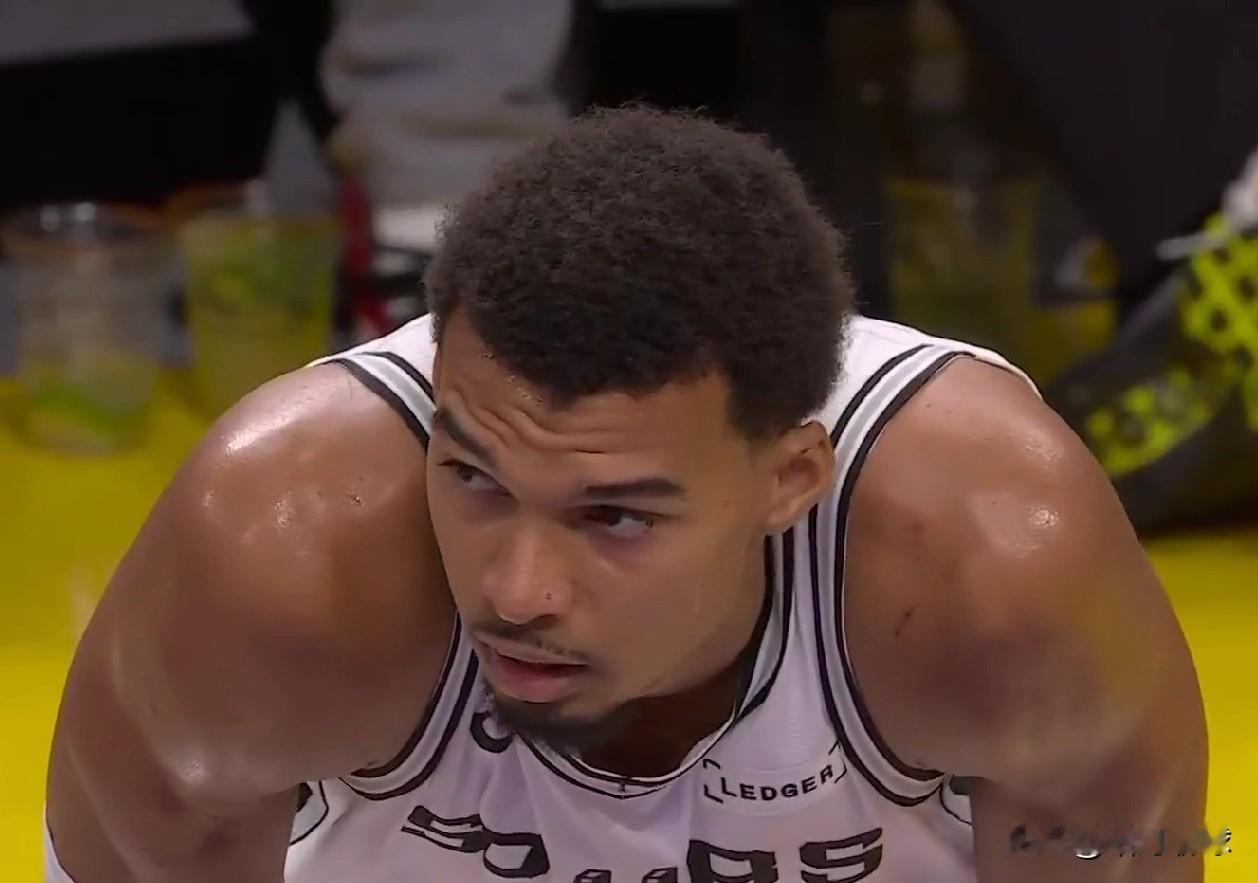 既能进攻又能防守！！！文班亚马最近5场比赛的攻防表现！！！客场打活塞：16中