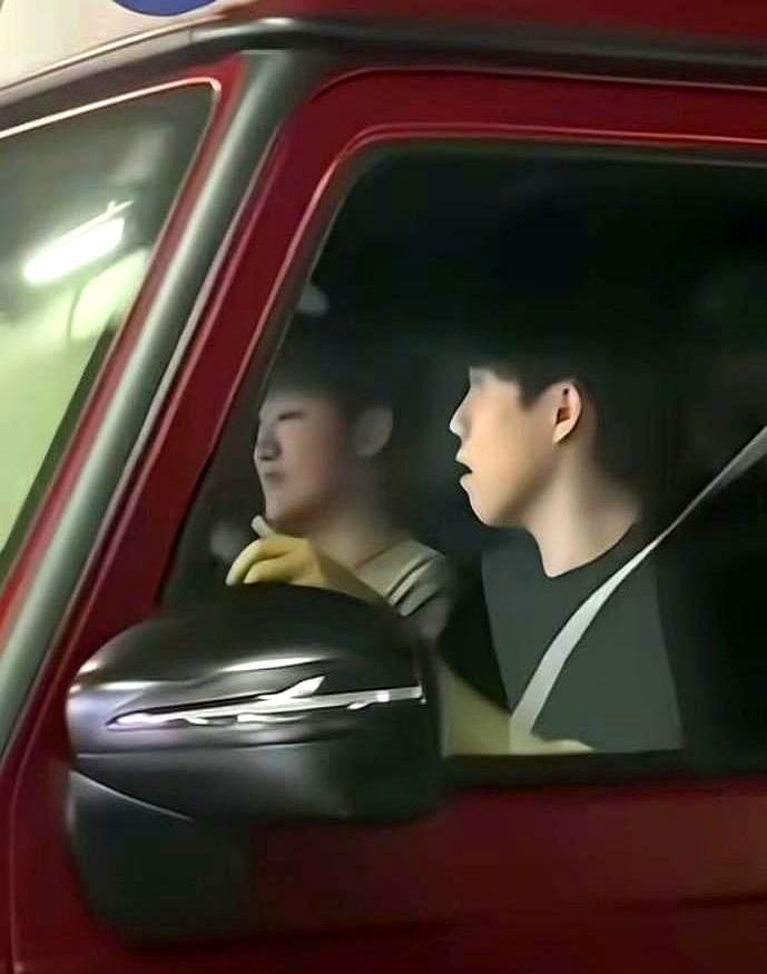 王楚钦副驾终于露面，粉丝看清后，评论区炸了。你是不是也刷到了那个视频？昏暗