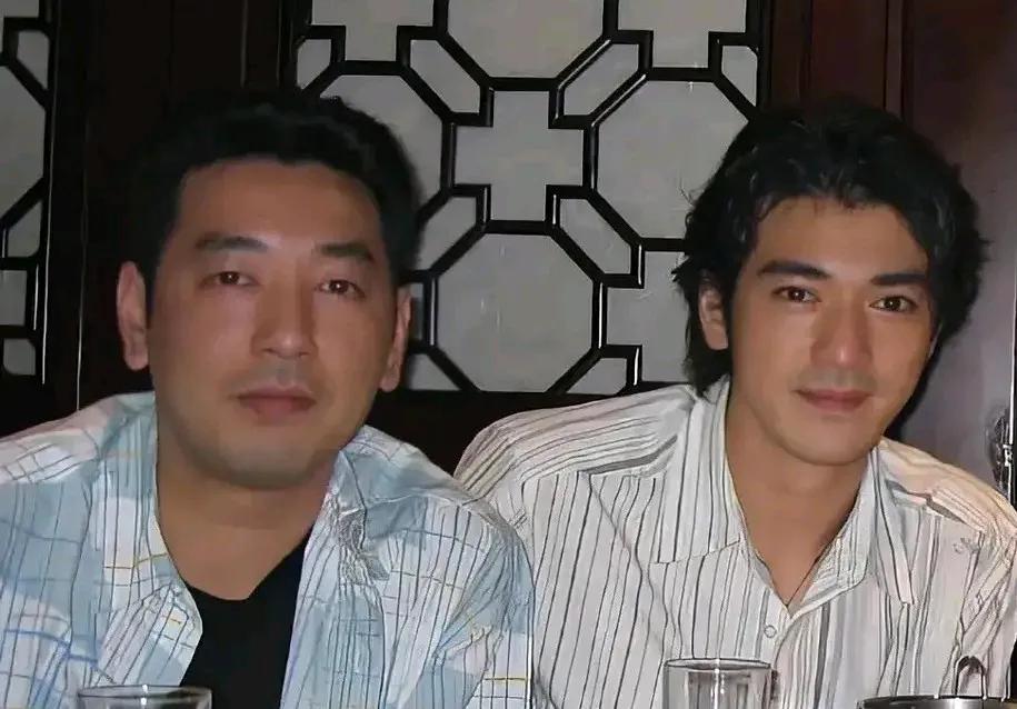 你知道和金城武合影的人是谁吗？估计百分之百的人都猜不出来，那我来告诉你，这是他哥