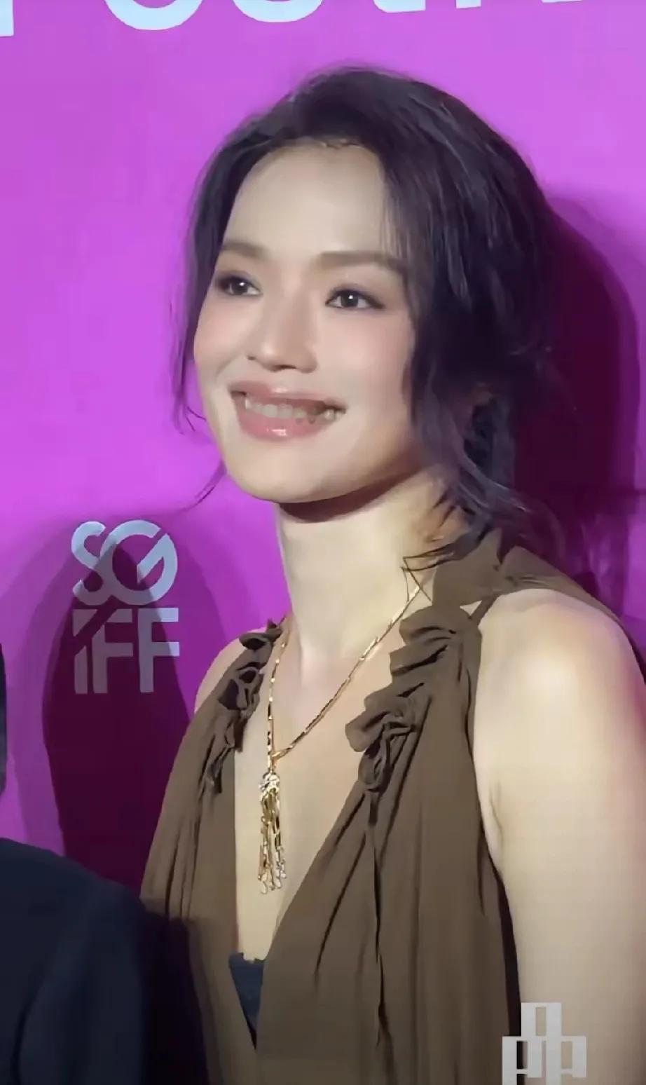 家人们谁懂啊！49岁的舒淇亮相新加坡国际电影节，这状态直接鲨疯了！一袭