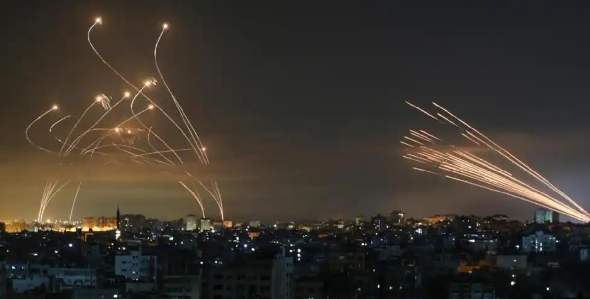 伊朗导弹为什么会在末端加速？硬刚美以反导，就是这么豪横！美以吹上天的七层反导网