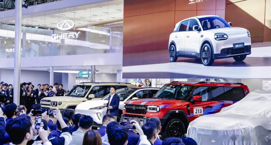 广州车展奇瑞带来了34款车型亮相！一个展馆根本装不下，现场奇瑞把新车见缝插针般塞