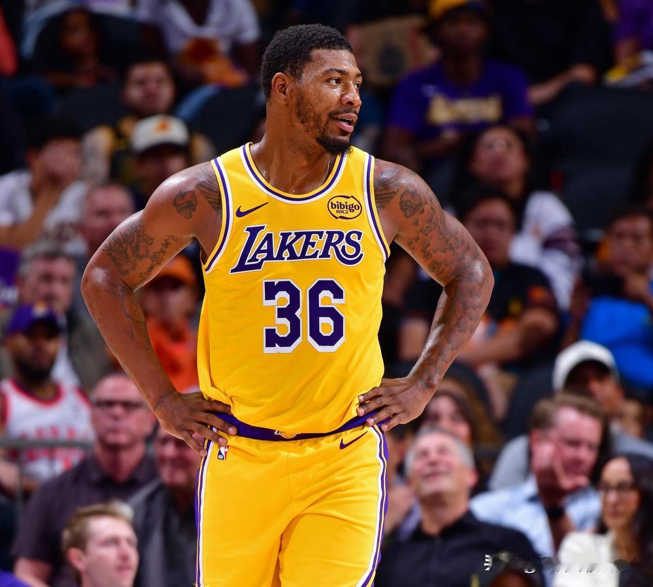 湖人大将斯玛特真是太尊重老大哥詹姆斯了！今天斯玛特在接受媒体采访时聊到了老大哥詹