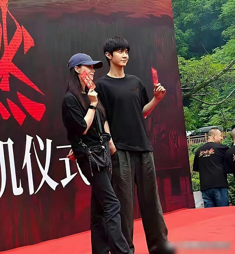 陈哲远官方身高180，站她旁边愣是没高出多少。关键这姐们穿的是平底鞋，目测身高172往上，还瘦，脸小