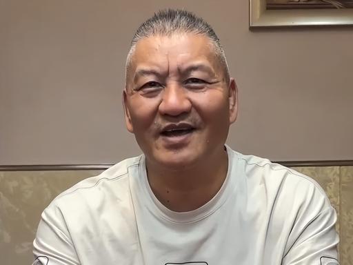 梁实、唐尚珺反复参加高考的社会影响结合二人经历，从正面、负面、社会反思三方面