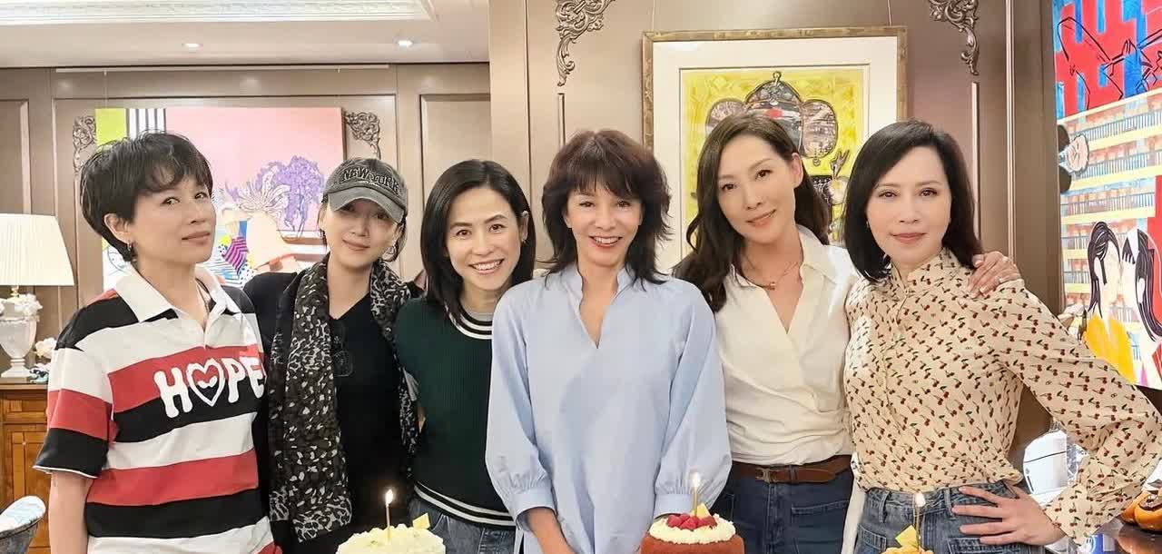 演员郑裕玲发帖庆生；苦等兩年半，終於可以齊集六美聚首！可以想像我們有多高興、多愉