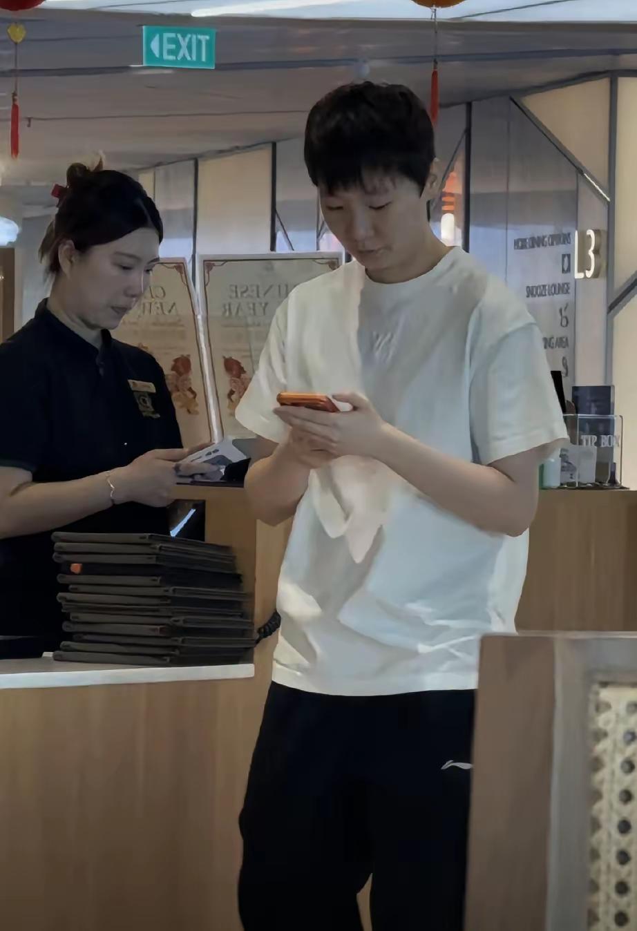 曼昱新加坡机场和几个队友谈笑风生！公允地说，曼昱和莎莎水平在伯仲之间，都是世界