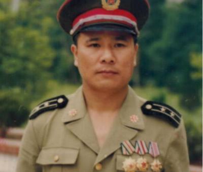1979年中越战争中，班长黄招强在带领战士们掩护伤兵撤退时，习惯性地清点人数。让