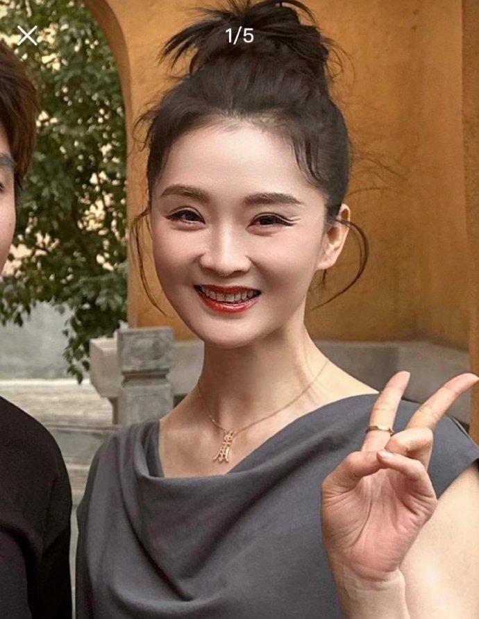50岁的晴儿王艳除了多了点皱纹，真是和年轻时一模一样​​​