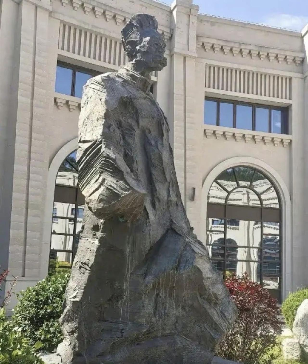 哎我去！这是没完没了了吗？就美术界准备能冒犯的都要冒犯得到吗？就这帮雕刻家准备把