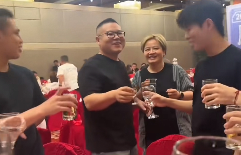 演唱会后，岳云鹏携妻子敬酒，网友：“神似贾玲。”近日，岳云鹏成功举办了自己的